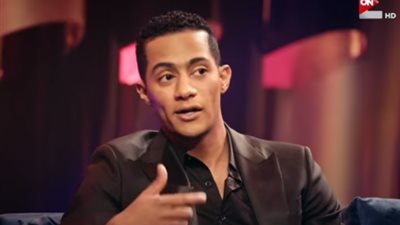 شاهد .. محمد رمضان مع أمير كرارة : أمي مش بيعجبها شغلي ساعات 