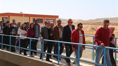صور.. محافظ قنا وطلاب التعليم العالي في جولة للتعرف علي المشروعات التنموية