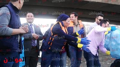  صور.. ياسمين فؤاد ترفع القمامة من النيل فى حملة 