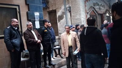 صور| إزالة كشك مخالف تعدى على المنفعة العامة بالإسكندرية
