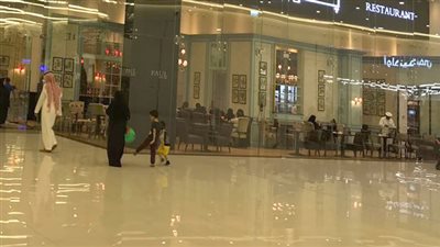 ايه اللي بيحصل ده.. وصلة رقص لفتاة في إحدى مولات السعودية