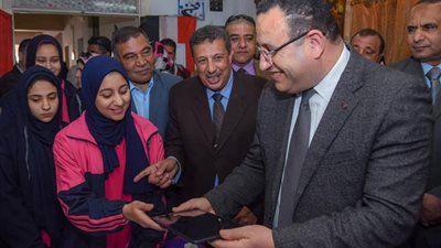 محافظ الإسكندرية بعد توزيع التابلت في المدارس : البداية هتبقى صعبة