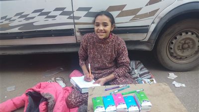 فيديو| «رحمة» تبيع وتذاكر على أرصفة الطرقات.. وهذه طموحاتها