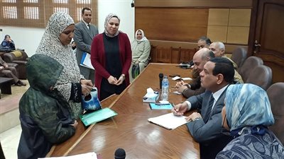 محافظ البحيرة يلتقي بـ 30 مواطنًا في اللقاء الأسبوعي لحل مشكلاتهم