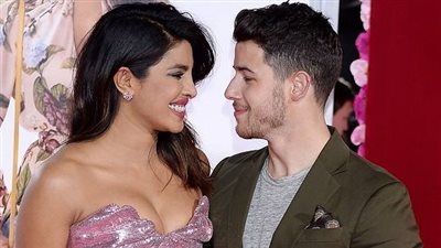 ناري من جماله.. بريانكا شوبرا تلفت الأنظار خلال العرض الأول لـ فيلم 
