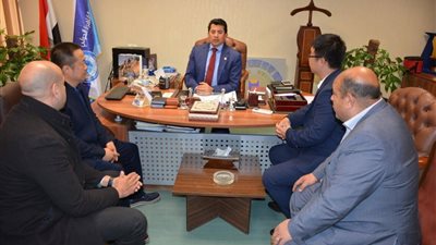 صبحي يلتقي بمستثمر صيني لدراسة انشاء مصنع للدراجات بمصر