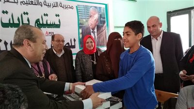 محافظ كفر الشيخ يسلم التابلت التعليمي لطلاب الصف الأول الثانوي