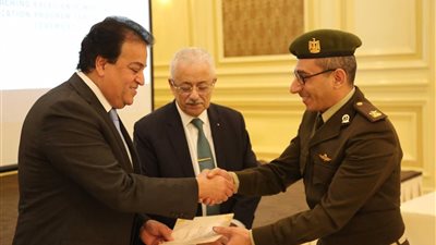 وزيرا التعليم يشهدان احتفال توزيع شهادات اتمام برنامج التعليم الطبي للأطباء
