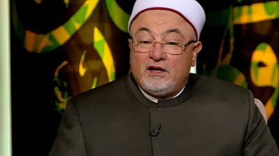 خالد الجندي يوضح حكم تقبيل يد الصالحين والعجائز 