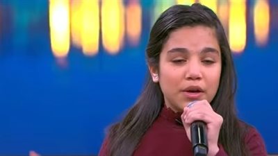فيديو| عملاقة بجسد طفلة.. وفاء عماد تتألق في غناء برضاك يا خالقي 