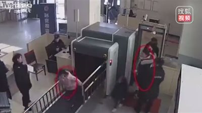 فيديو مثير | طفلة تتسلل عبر جهاز الأشعة السينية بدون علم احد 