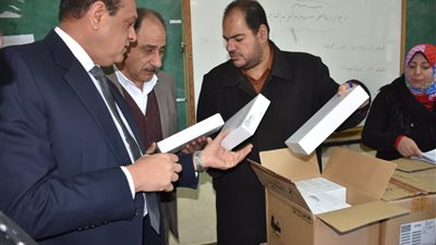صور| محافظ البحيرة يوزع «التابلت» على طلاب مدرسة دمنهور العسكرية