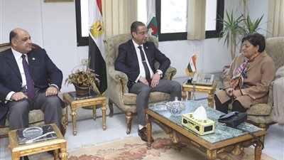 محافظ سوهاج يستقبل الأمين العام للهلال الأحمر المصري