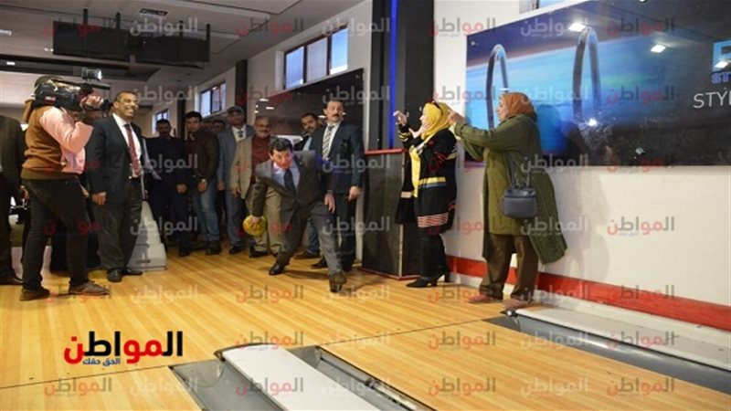 وزير الرياضة يلعب