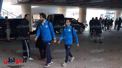 صور.. لاعبو الزمالك يصلون ملعب بتروسبورت لمواجهة إنبي بالدوري