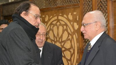 صور| عزت العلايلى يقدم العزاء في مدير التصوير محسن نصر