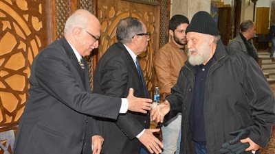 صور| يحيي الفخراني يقدم العزاء فى مدير التصوير محسن نصر 