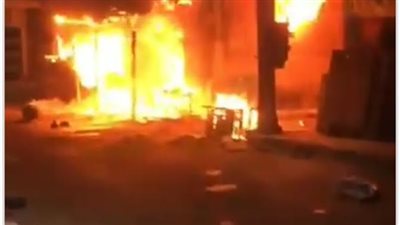 الحماية المدنية تخلي عمارة مجاورة لـ العقار المحترق في شبرا مصر