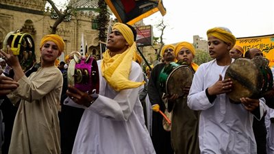 صور | في تحضيرات الاحتفال بمولده .. من هو الرفاعي وما هي طريقته 