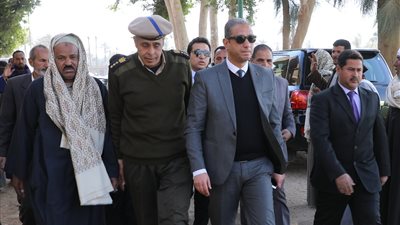 صور| محافظ سوهاج  يكرم الشهيد طه إبراهيم  بوضع اسمه على هذا الطريق