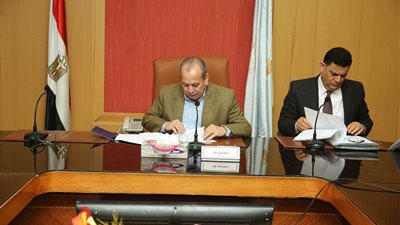 محافظ كفر الشيخ يناقش حل مشاكل المستثمرين بالمنطقة الصناعية ببلطيم ومطوبس