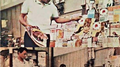 حكاية صورة.. العندليب في مشهد نادر وهو يقرأ مجلة