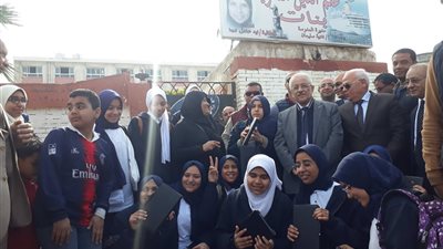 صور تذكارية لطالبات الثانوية العامة مع وزير التعليم ببورسعيد