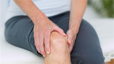 لو مش قادرة تقفي عليها.. أسباب طبية وراء آلام الركبة