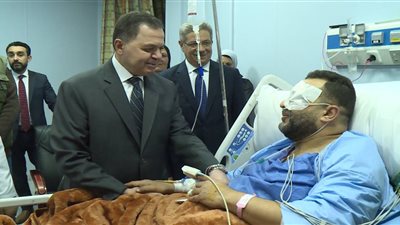 صور| وزير الداخلية يزور رجال الشرطة المصابين في حادث الدرب الأحمر