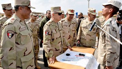 الفريق محمد زكي يشيد بـ ضباط الصف المعلمين في القوات المسلحة 