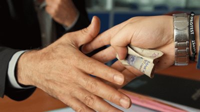 مش أول مرة .. القبض على مسئولين في شبين الكوم لتقاضي رشوة 
