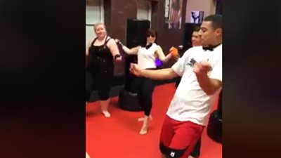 المصرى معروف بجبروته.. شاب يعلم الأجانب الرقص الشعبي