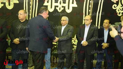 صور.. نجوم الرياضة والإعلام في عزاء خالد توحيد