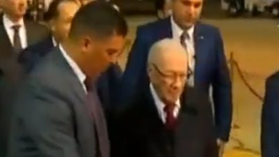 شاهد| لحظة وصول الرئيس التونسي للمشاركة في القمة العربية الأوربية
