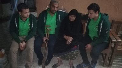 حملة أطفال بلا مأوى تنقذ سيدة مسنة بالشارع ..عادت لأسرتها بعد شهور