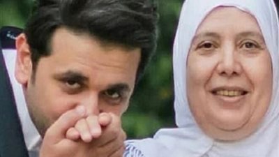 صور لا تنسى | رغم تشرد الطفولة .. والدة مصطفى خاطر أم جديرة بالحزن