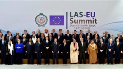 وصول الوفد البحريني إلى مقر انعقاد القمة العربية الأوروبية الأولى 