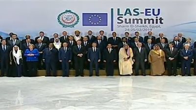 صورة جماعية للقادة المشاركين في القمة العربية الأوروبية 2019