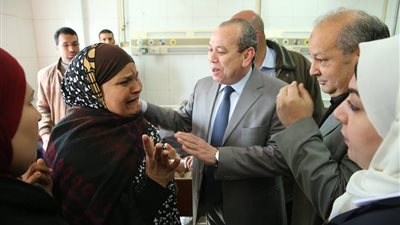 محافظ كفر الشيخ يفاجيء العاملين في المستشفى العام 