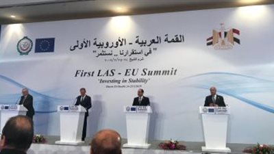 موقف طريف لرئيس المفوضية الأوروبية في المؤتمر الصحفي للقمة العربية الأوروبية 