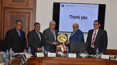 رئيس جامعة عين شمس يفتتح قاعات في كلية الهندسة