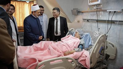 صور | شيخ الأزهر يزور مصابي تفجير الدرب الأحمر الإرهابي 