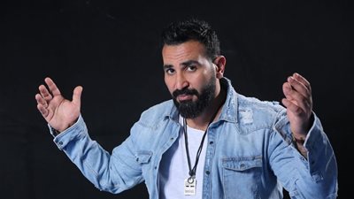 فيديو| أحمد سعد يستعد لأغنيته الجديدة بالغوص تحت الماء 