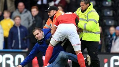 فيديو|لقاء ديربي كانوتي ضد نوتنجهام يسبب إشتباك بين أسطورتي تشيلسي واليونايتد