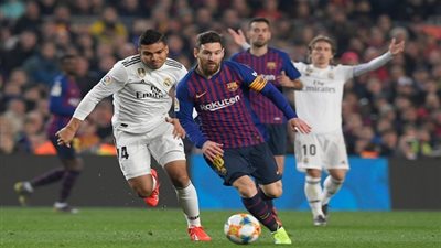 فيديو| إبراهيم حسن يشرح للاعبي برشلونة كيفية التسجيل في ريال مدريد