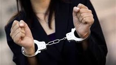 القبض علي  مذيعة شهيرة في مطار القاهرة 