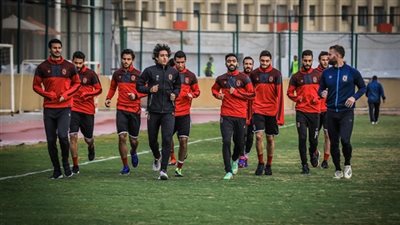 صور| نجم الأهلي يتجاهل لاسارتي في المران
