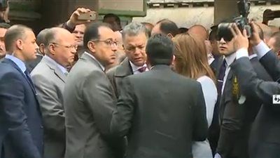 غرفة عمليات بين مدبولى ووزير النقل وغادة والي في موقع حريق رصيف 6