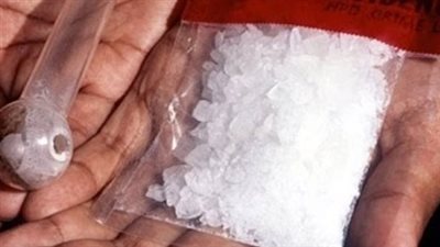 ميناء القاهرة تضبط كمية كبيرة من « مخدر الأيس» بطرود بريدية