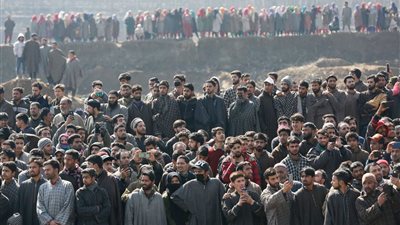 العالم في صورة| أزمة الهند وباكستان تخيم على الشعبين 